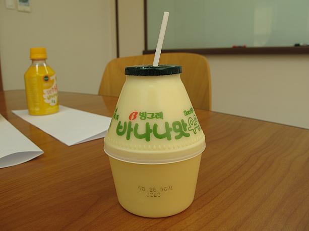 韓国の国民的飲み物、バナナ牛乳飲み比べ！ ソウルでバナナウユ 韓国の牛乳 韓国のバナナ ソウルのコンビニ 韓国のコンビニ バナナ味牛乳バナナウユ
