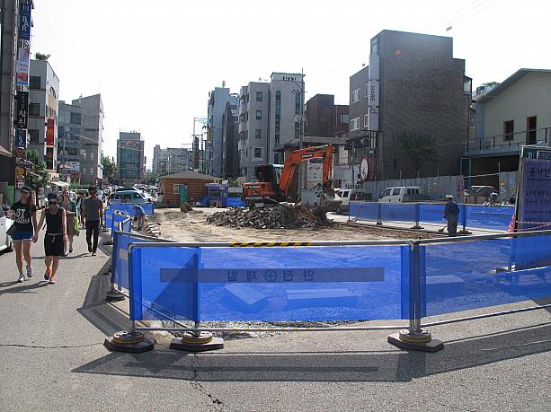 すぐ横は駐車場通りなんですが、ただ今工事中～。