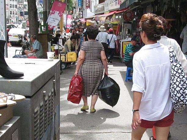ショッピングを終えて両手に大きな袋！ショッピング袋が黒のビニール袋ってとこが南大門市場らしい！？
