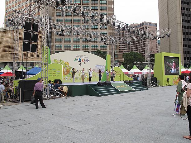 舞台ではリハーサル中かな？