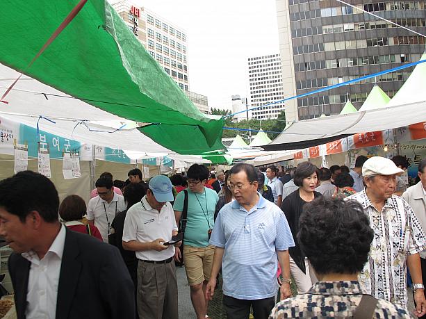 今、ソウル市庁前のソウル広場では韓国全土から１３３の市・群が集まって特産品を販売する「分かち合いいっぱい農水産物ソウル市場」が開催中！どんなものが売られているのかさっそくチェックしてみよ～