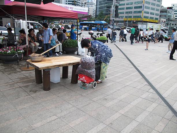 大量に唐辛子をご購入！これだけの唐辛子、いったい何年分だろう！？この「分かち合いいっぱい農水産物ソウル市場」は今週の日曜日、９月８日まで開催中！