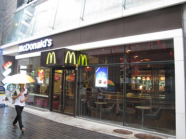 まずはマクドナルド！！こちらは、マックカフェ仕様で、お店の中も外も全体的に黒でシックに統一されてます。
