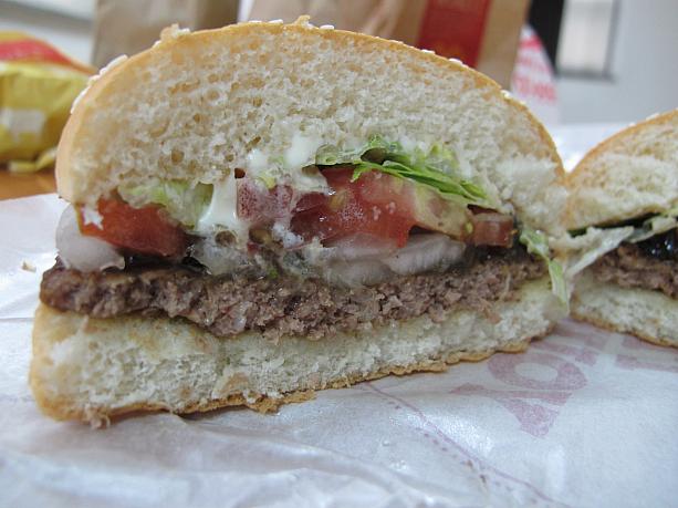 こちらはプルコギバーガー。いろんなファーストフード店で韓国限定バーガーがあります。限定っていわれると、試してみたくなっちゃう！！