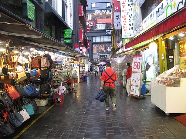 昨日から雨が続いているソウル。今週は雨降りウィークのよう。なんだか雨の日にはジャンクな食べ物が食べたくなっちゃう！？ということで、明洞（ミョンドン）にあるファーストフード店をチェック！