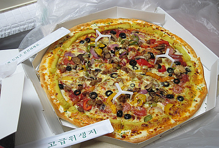 黄色の棒状の物がサツマイモのペーストで韓国のピザでは定番の人気だそうです。