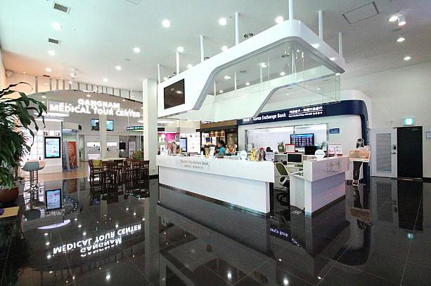 １階が観光案内、医療相談などの出来るスペース、２階は韓流体験コーナーとお土産ショップがある最新の観光情報センター。