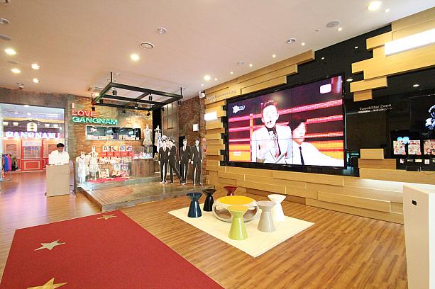 ２階の韓流体験コーナーでは大型モニターで韓流スターの最新映像が見られたり！