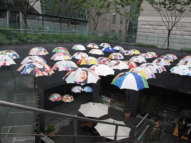 今日は雨です。地下鉄シチョン（市庁）駅４番出口を出たすぐのところで発見！こんなカラフルで素敵な傘をみたら、なんだか雨の日のどんより気分も吹っ飛んじゃう！