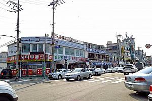堤防の反対側は刺身店や娯楽店が並びます。