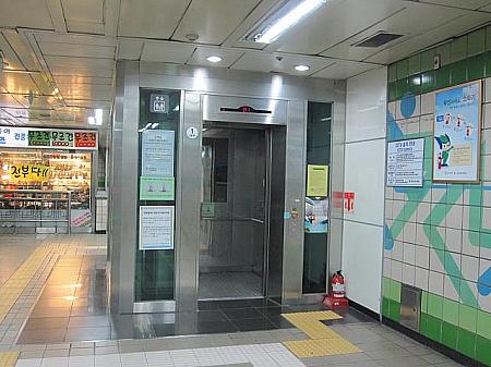 ほとんどの駅にホームから改札のエレベーター設置