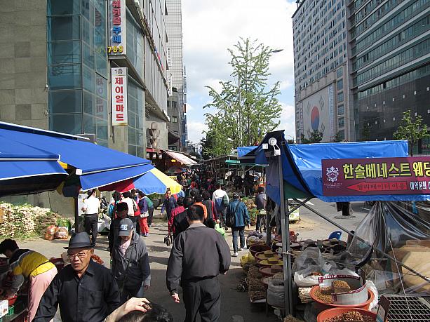 今日は「第19回ソウル薬令市韓方文化祝祭」を見に京東市場へやってきました～！漢方独特の匂いに誘われてきたのか！？市場にはたくさんの人！