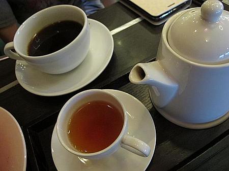 コーヒーと紅茶でティータイムを楽しみます。