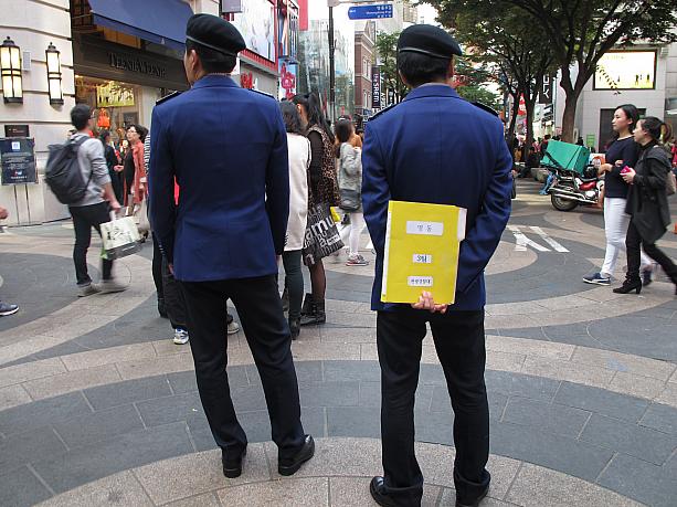 こちらの青い服の方々に助けてもらいましょう！