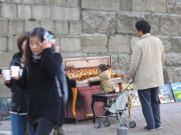 その他にも路上にはペイントされたピアノが置かれていて、誰でも自由にピアノを弾けますよ！