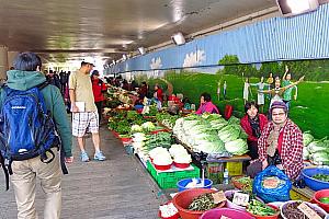 トンネルの中ではなぜか野菜を売っています。