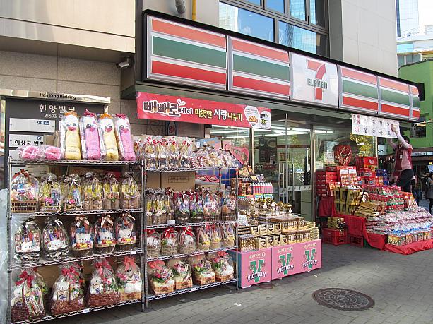 来週の月曜日１１月１１日は皆さんお待ちかね！ペペロというお菓子を贈りあうペペロデー！コンビニの前にはペペロがずらーっとならんでいます。