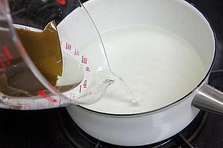 ⑨鍋に①のだし汁を入れる。その際、煮干しと昆布を取りだす。