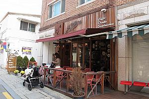 テラス席のあるお店や韓屋のカフェなど様々なタイプのカフェがありますよ！