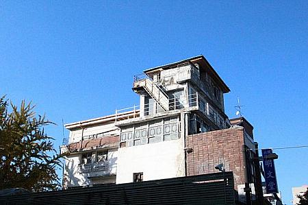 明文堂の屋上部分にはジブリ映画に出てきそうな建物が！
