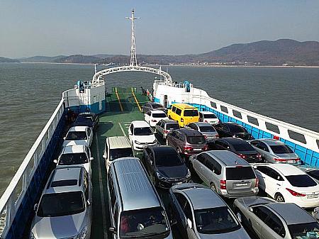 たくさんの車が信島へ渡ります