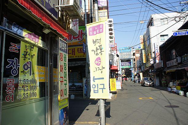 富平市行場では夜市も開催されています。この旗が夜市の入口の目印です！