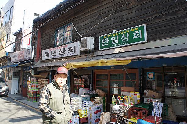 こちらのお店のご主人は朝鮮戦争後からずっとこちらで商売されているそうです。お店はとっても歴史が感じられるどこか懐かし建物です！