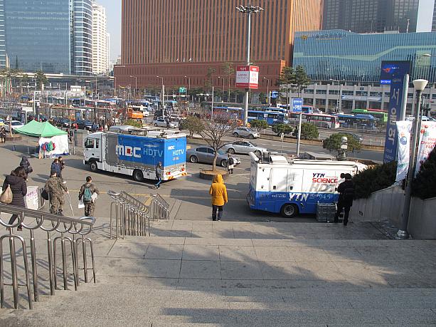 現在、KTXなどを運行する韓国鉄道公社（国鉄）の労働組合がストライキ中！ソウル駅前にはテレビ局の報道車両がたくさん！