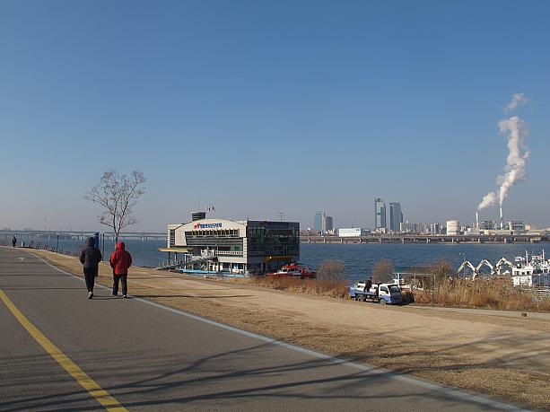 雲ひとつない空！天気は良いけれど気温はマイナス５度くらい。こちらは汝矣島（ヨイド）にある漢江（ハンガン）公園。