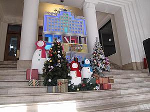 ソウル図書館（旧ソウル市庁舎）の入口部分にもクリスマスデコレーション！