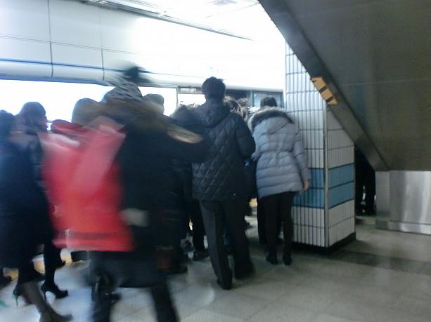 クリスマス休暇明け、地下鉄４号線忠武路駅のホームは電車が来るたびに人でごった返し！やっぱりストの影響？