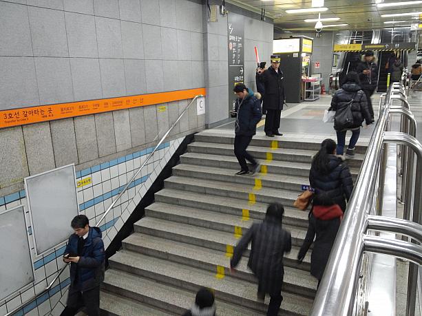３号線と４号線の乗り換えに使われる広い階段も・・・
