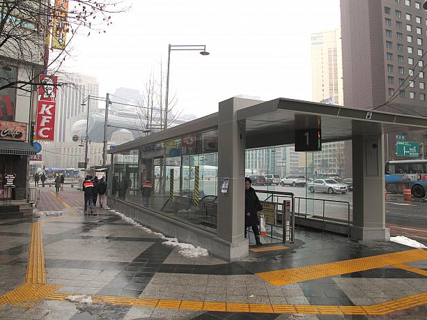 そしてこちらは、４年ぶりに工事が終わりやっと完成したシチョン（市庁）駅１番出口。出て反対を向くとすぐに市庁舎が見えます。