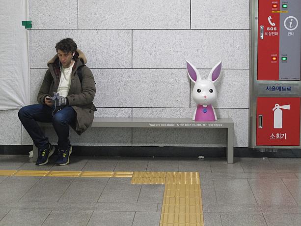 駅のホームにあるベンチにはうさぎが一緒に座ってる～。