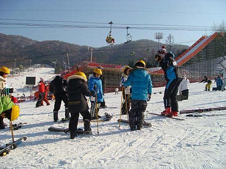 韓国でスキー場に行ってみよう！ スキー ウィンタースポーツ 体を動かす 運動 子連れ 冬季 冬 レンタル ウエア プールレジャー