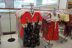 こちらは子供用の韓服とアクセサリー。色が鮮やかでとってもカワイイですよ！