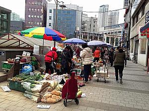 地下道入口の横には永登浦市場が広がっています。