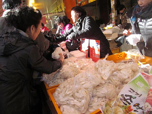 お正月には欠かすことができないお餅。韓国でもお正月にはお雑煮のようなお餅入りのスープ、トックッを食べるんですよ！みなさんすごい勢いで買っていきます。