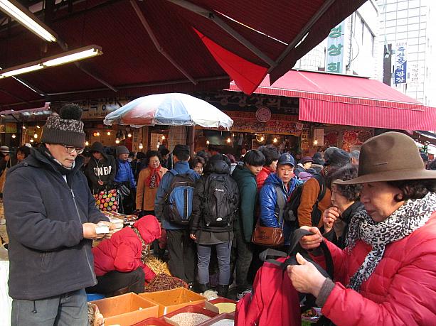 みなさん旧正月の準備で忙しそう！いつもに増して人と活気にあふれる京東市場からお伝えしました～！