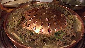 こうやって鍋の外側に汁がたまって、そこに肉をひたひたにして食べる