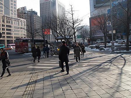 地下鉄５号線の光化門駅６番出口を出てまっすぐ歩いて行くと・・・バスが見えてきた！！