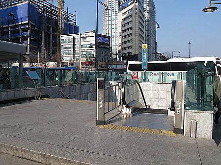 地下鉄５号線の光化門駅６番出口を出てまっすぐ歩いて行くと・・・バスが見えてきた！！