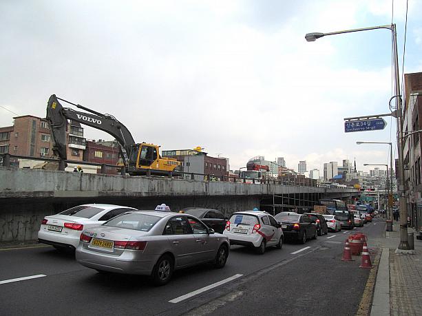 アヒョン高架道路は１９６８年に作られた韓国初の高架道路！通れなくなったからちょっと渋滞しているような？