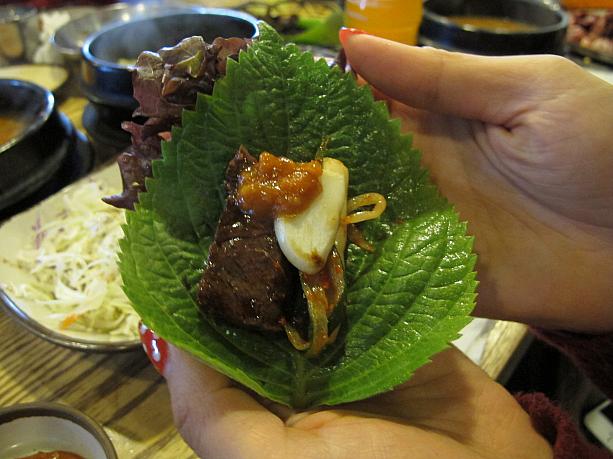 お肉が焼けたらサムジャン（味付け味噌）をつけて野菜をいろいろのっけてサンチュやエゴマの葉で包んでいただきまーす！