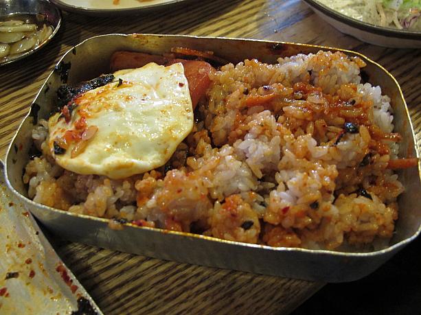 ご飯が食べたい時はトシラッ（お弁当）。こんな風に振ってぐちゃぐちゃに混ぜて食べるとおいしい！