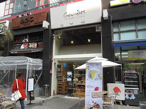 そうそう！最近気になってるこのベーカリーショップ！以前訪れたとき、パンもケーキも売り切ればっかだったんです。んーー再チャレンジ！！