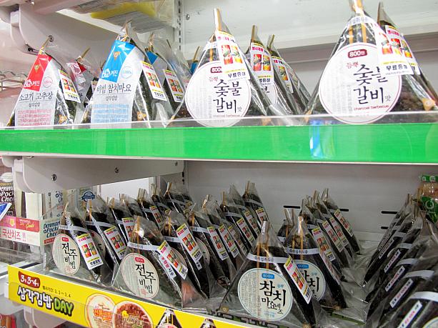 コンビニではおにぎりを買うと飲み物がオマケでもらえるイベント開催中。これはうれしい！