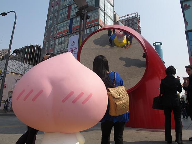 後ろ姿も可愛いけど、鏡に写った顔も可愛い^^