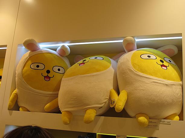 店内では大きなキャラクター人形や