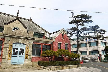 旧群山税関本館のすぐ横には、今使われている税関の建物も。